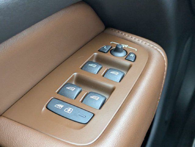 Certified 2025 Volvo XC60 B5 Ultra w/ Climate Package AWD/4WD image 30