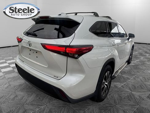Used 2022 Toyota Highlander XLE FWD image 5