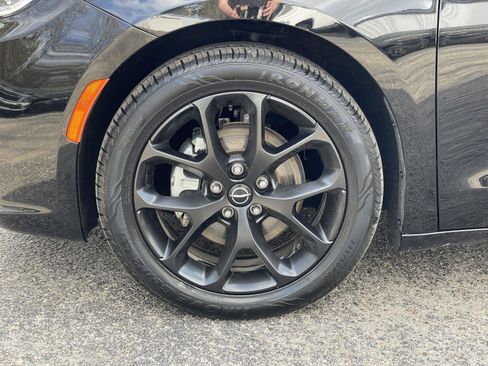 Used 2025 Chrysler Pacifica Limited image 52