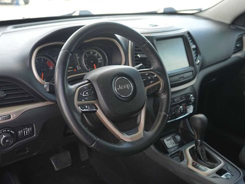 Used 2017 Jeep Cherokee Latitude w/ Comfort & Sound Group FWD image 2