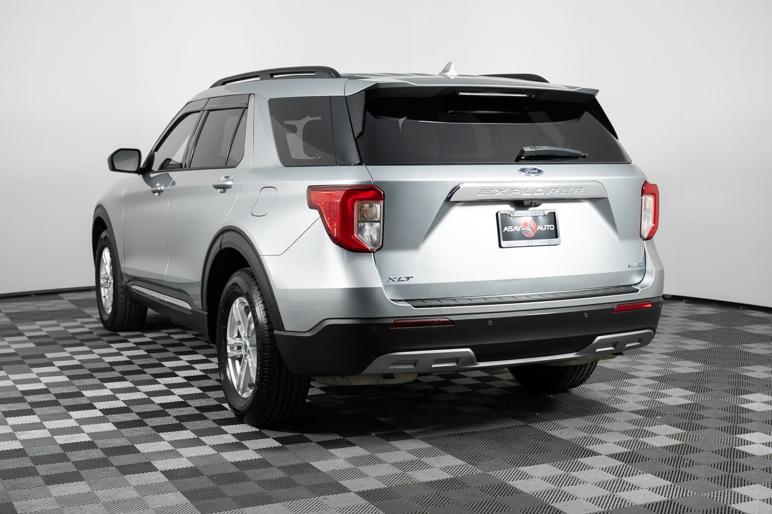 Used 2020 Ford Explorer XLT w/ Equipment Group 202A AWD/4WD image 5