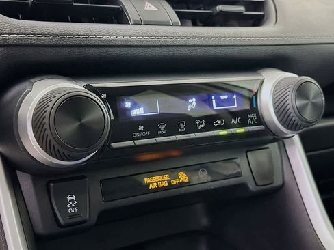 Used 2021 Toyota RAV4 LE image 17