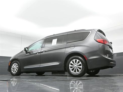 Used 2017 Chrysler Pacifica Touring-L FWD image 35