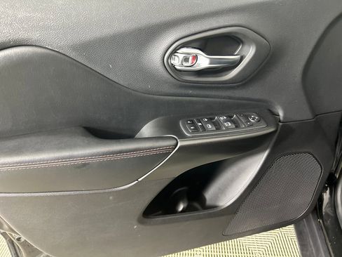 Used 2020 Jeep Cherokee Trailhawk image 11