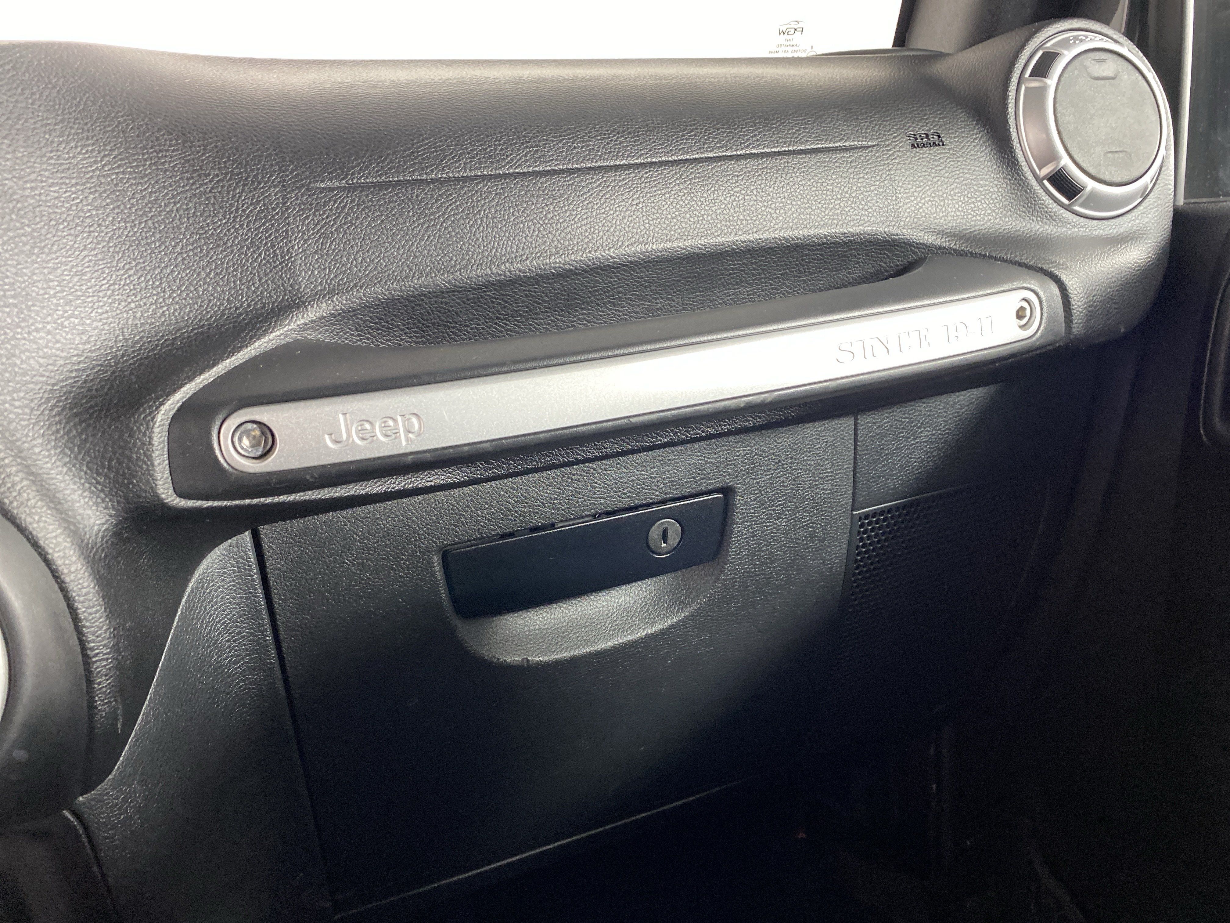 Used 2016 Jeep Wrangler Rubicon w/ Dual Top Group AWD/4WD image 26
