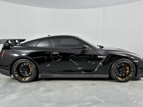Used 2011 Nissan GT-R Premium image 14
