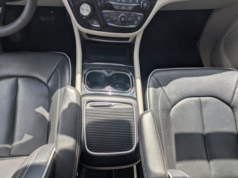 Used 2022 Chrysler Pacifica Limited image 19
