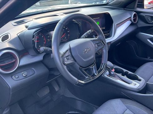 Used 2025 Chevrolet Trax RS w/ Sunroof Package image 16