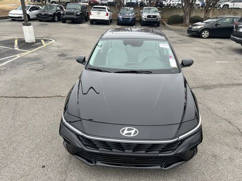 Used 2025 Hyundai Elantra Limited image 10