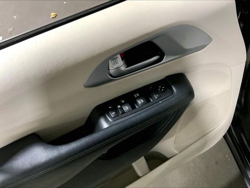 Used 2019 Chrysler Pacifica Touring Plus w/ Cold Weather Group image 35