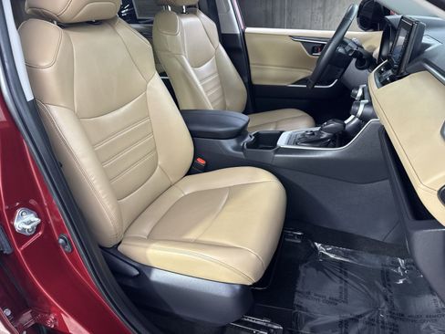 Used 2022 Toyota RAV4 XLE Premium AWD/4WD image 40