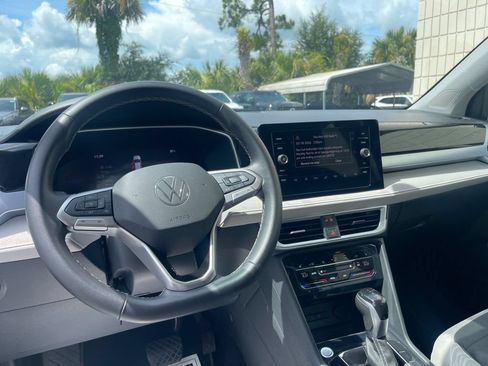 Used 2025 Volkswagen Taos SE FWD image 11