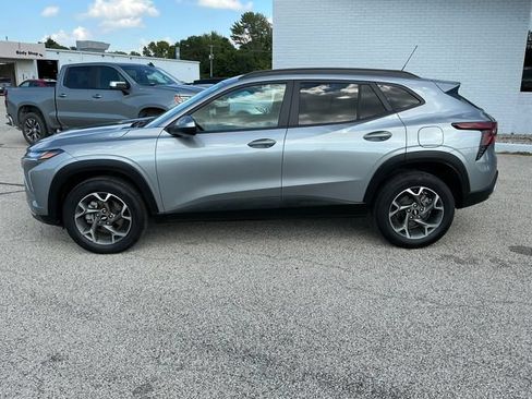 Used 2025 Chevrolet Trax LT w/ Driver Confidence Package FWD image 2