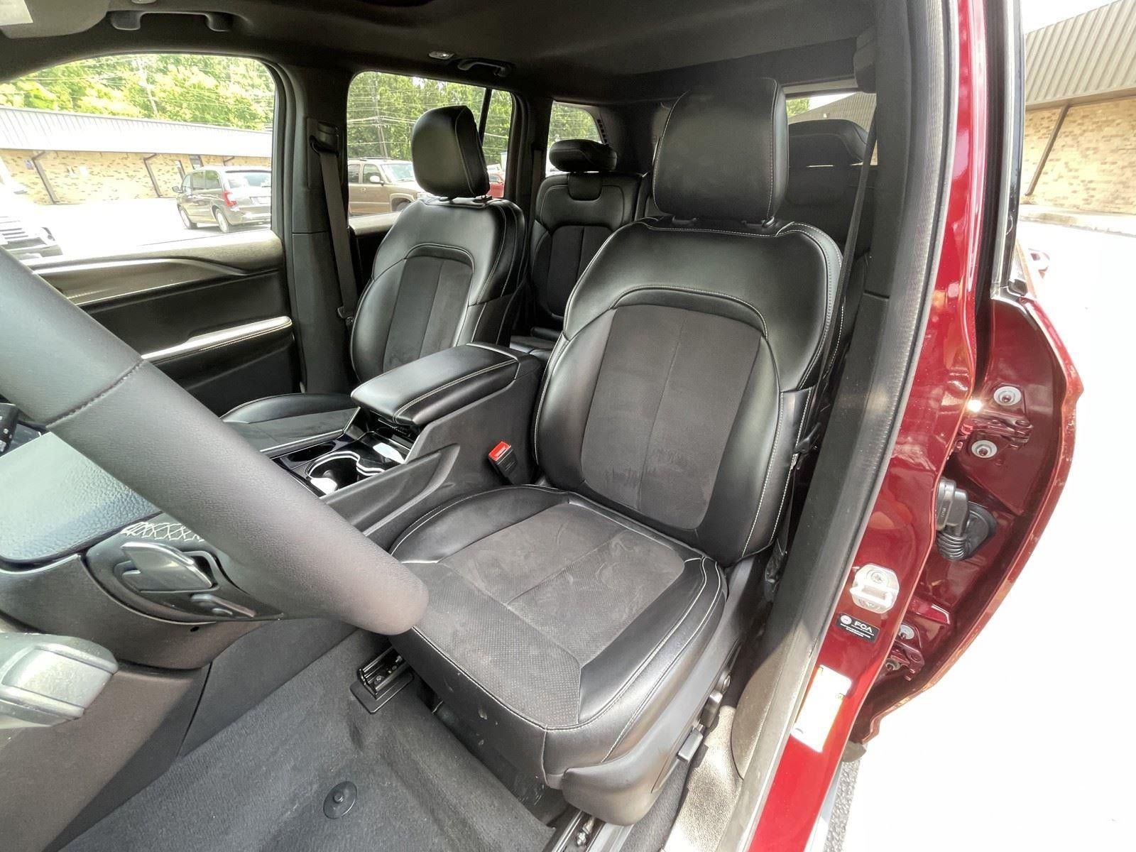 Used 2023 Jeep Grand Cherokee Altitude AWD/4WD image 14