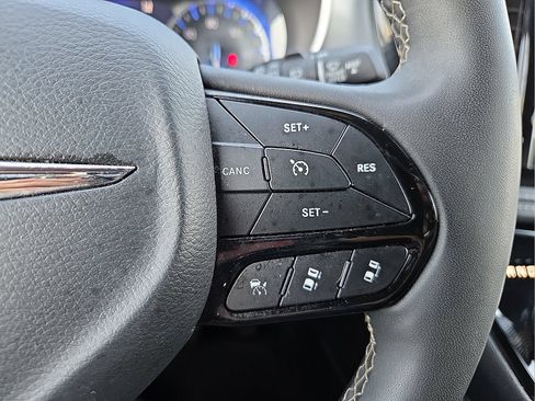 Used 2025 Chrysler Pacifica Limited FWD image 22