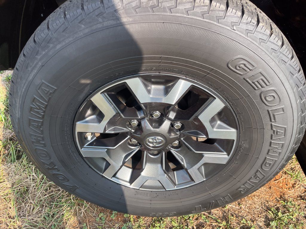 Used 2017 Toyota Tacoma TRD Off-Road w/ Tow Package (A/T) AWD/4WD image 11