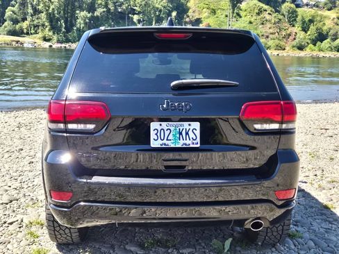Used 2018 Jeep Grand Cherokee Altitude AWD/4WD image 8