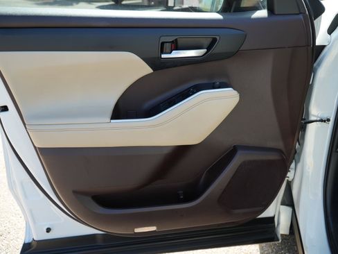 Used 2022 Toyota Highlander XLE FWD image 13