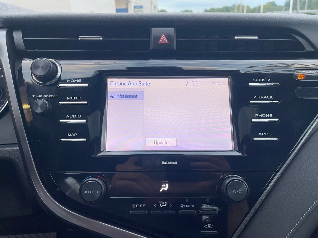 Used 2020 Toyota Camry SE FWD image 11