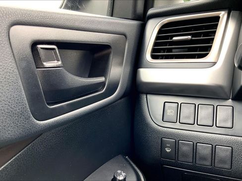 Used 2019 Toyota Highlander LE AWD/4WD image 34