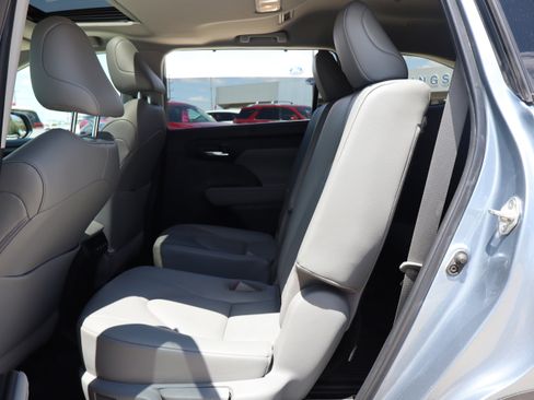 Used 2022 Toyota Highlander XLE AWD/4WD image 11