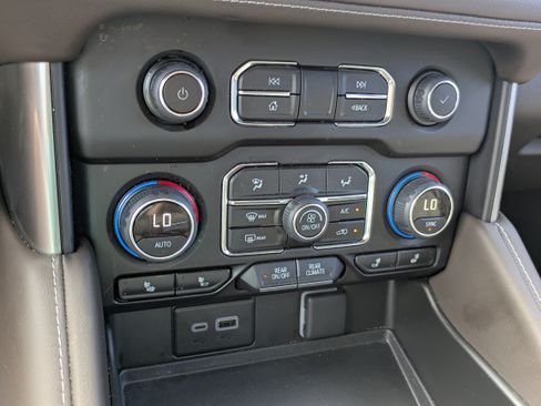 Used 2024 Chevrolet Tahoe Z71 w/ Luxury Package AWD/4WD image 18