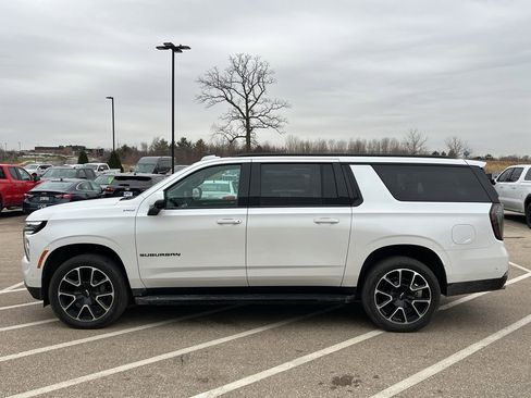 Used 2025 Chevrolet Suburban RST image 2