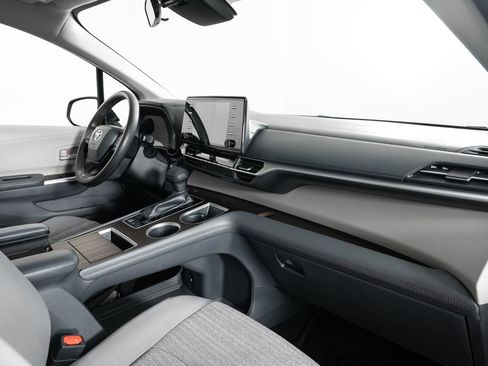 Used 2022 Toyota Sienna LE image 26