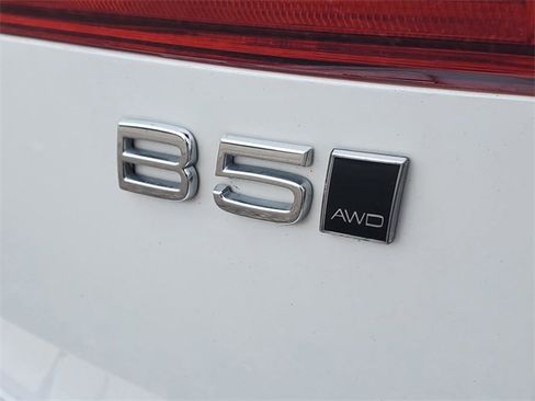 Certified 2023 Volvo XC60 B5 Ultimate w/ Climate Package image 8