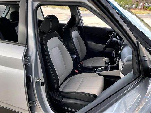 Used 2023 Hyundai Venue SEL image 9