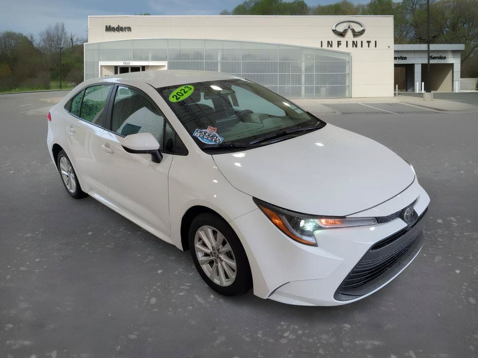 Used 2023 Toyota Corolla LE w/ LE Convenience Package FWD image 2