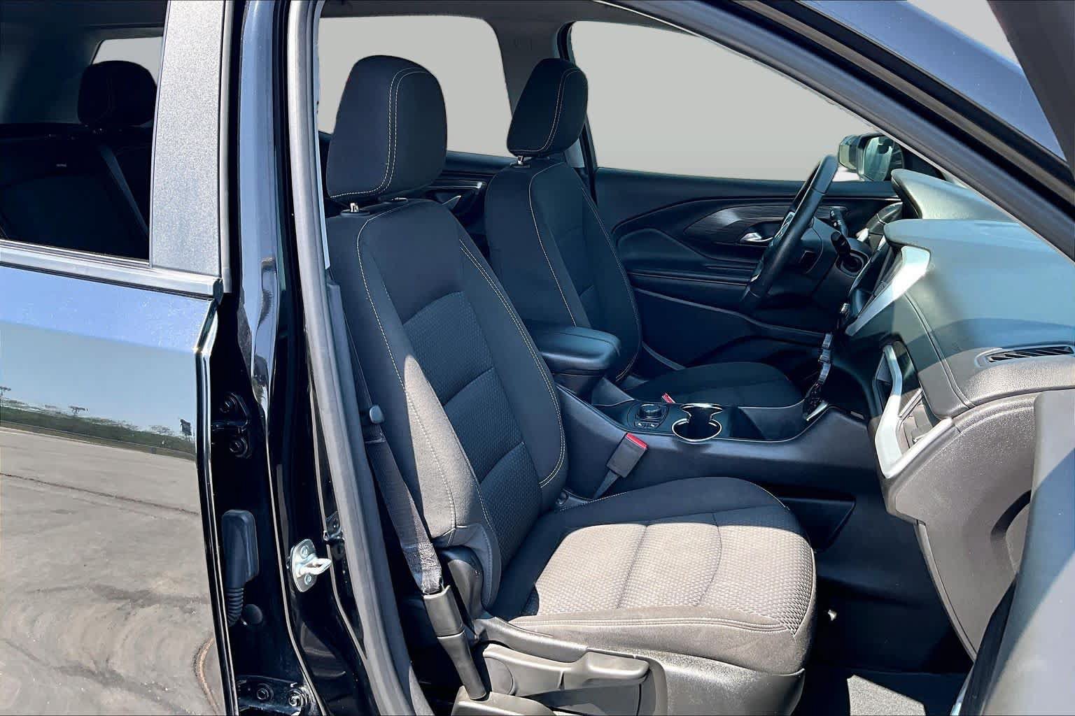 Used 2024 GMC Terrain SLE w/ Driver Convenience Package FWD image 9