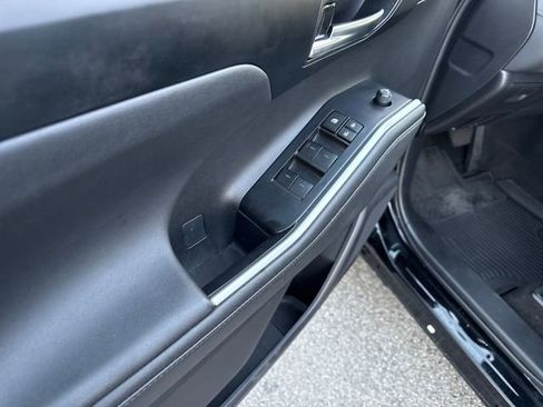 Used 2023 Toyota Highlander XLE image 11