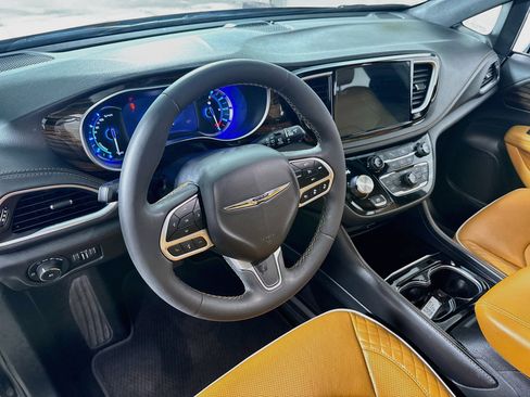 Used 2023 Chrysler Pacifica Pinnacle FWD image 15