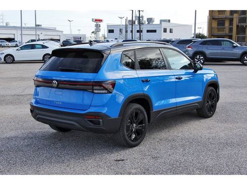 Certified 2025 Volkswagen Taos SE FWD image 7