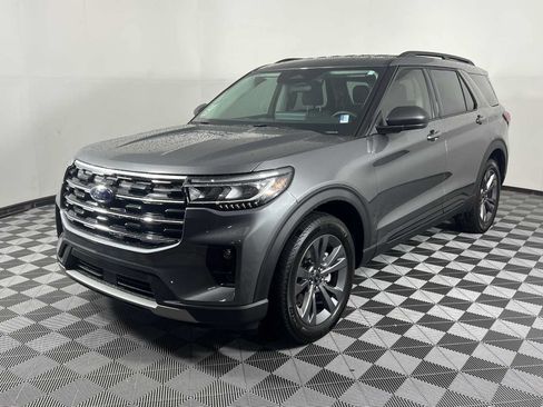 Used 2026 Ford Explorer Active w/ Active Comfort Package AWD/4WD image 3