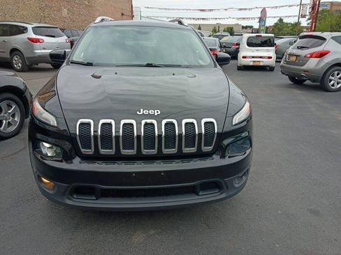 Used 2018 Jeep Cherokee Latitude w/ Cold Weather Group AWD/4WD image 2