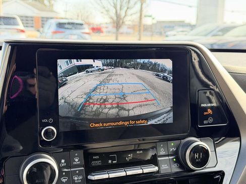 Certified 2024 Toyota Highlander LE image 4