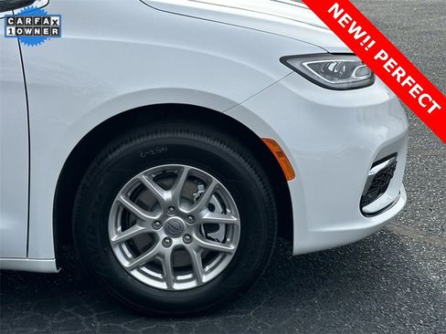 Used 2025 Chrysler Pacifica Select image 34