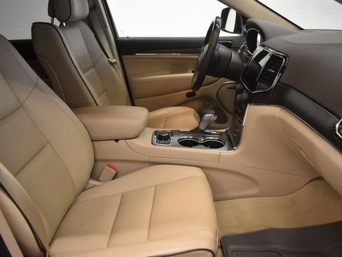 Used 2019 Jeep Grand Cherokee Overland AWD/4WD image 19