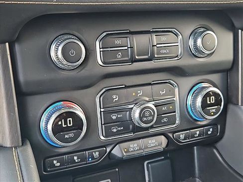 Used 2024 GMC Yukon AT4 w/ AT4 Premium Plus Package AWD/4WD image 17
