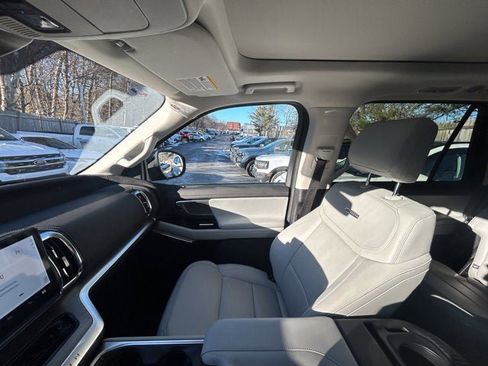 Used 2025 Ford Expedition Platinum image 21