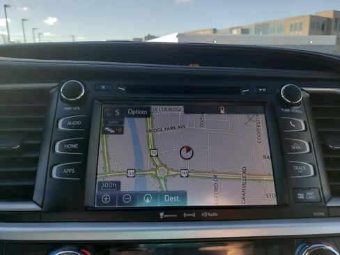 Used 2019 Toyota Highlander XLE image 24