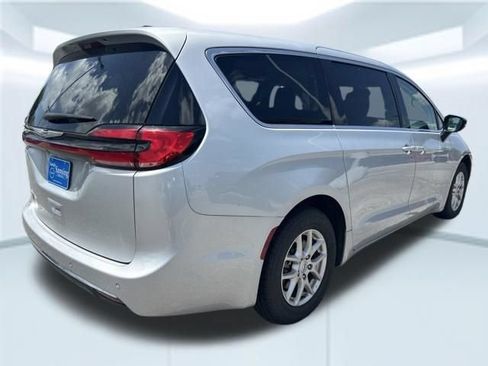 Used 2024 Chrysler Pacifica Touring-L FWD image 6