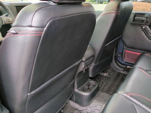 Used 2018 Jeep Wrangler Unlimited Rubicon w/ Connectivity Group image 18