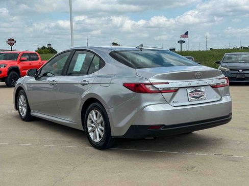Used 2025 Toyota Camry LE image 5