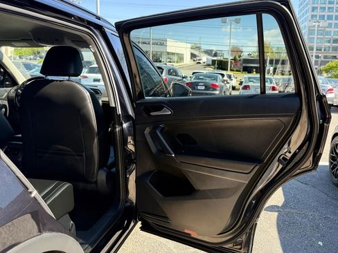 Used 2018 Volkswagen Tiguan SE image 30