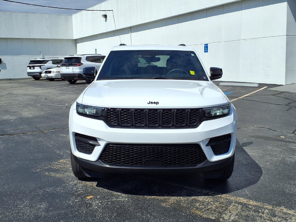 Used 2024 Jeep Grand Cherokee Altitude AWD/4WD image 2