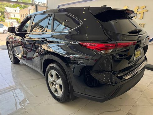 Used 2023 Toyota Highlander L AWD/4WD image 5