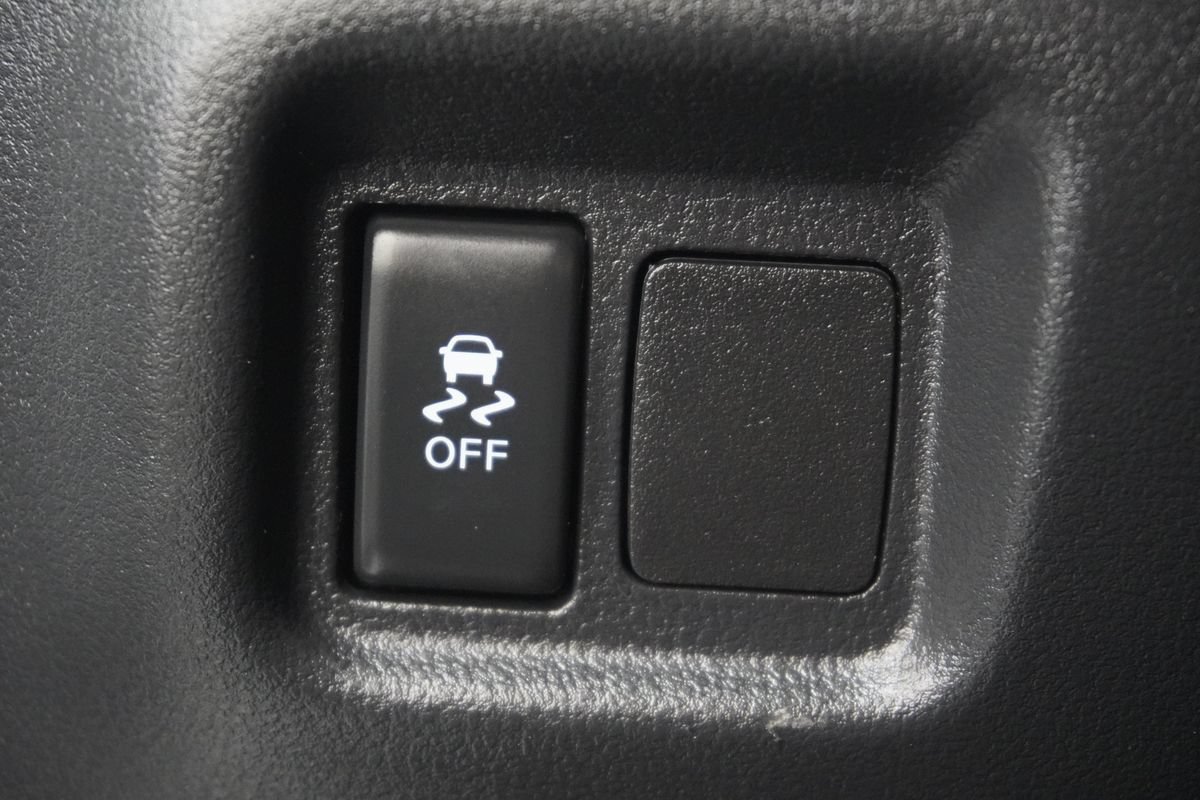 Used 2018 Nissan Versa SV FWD image 17